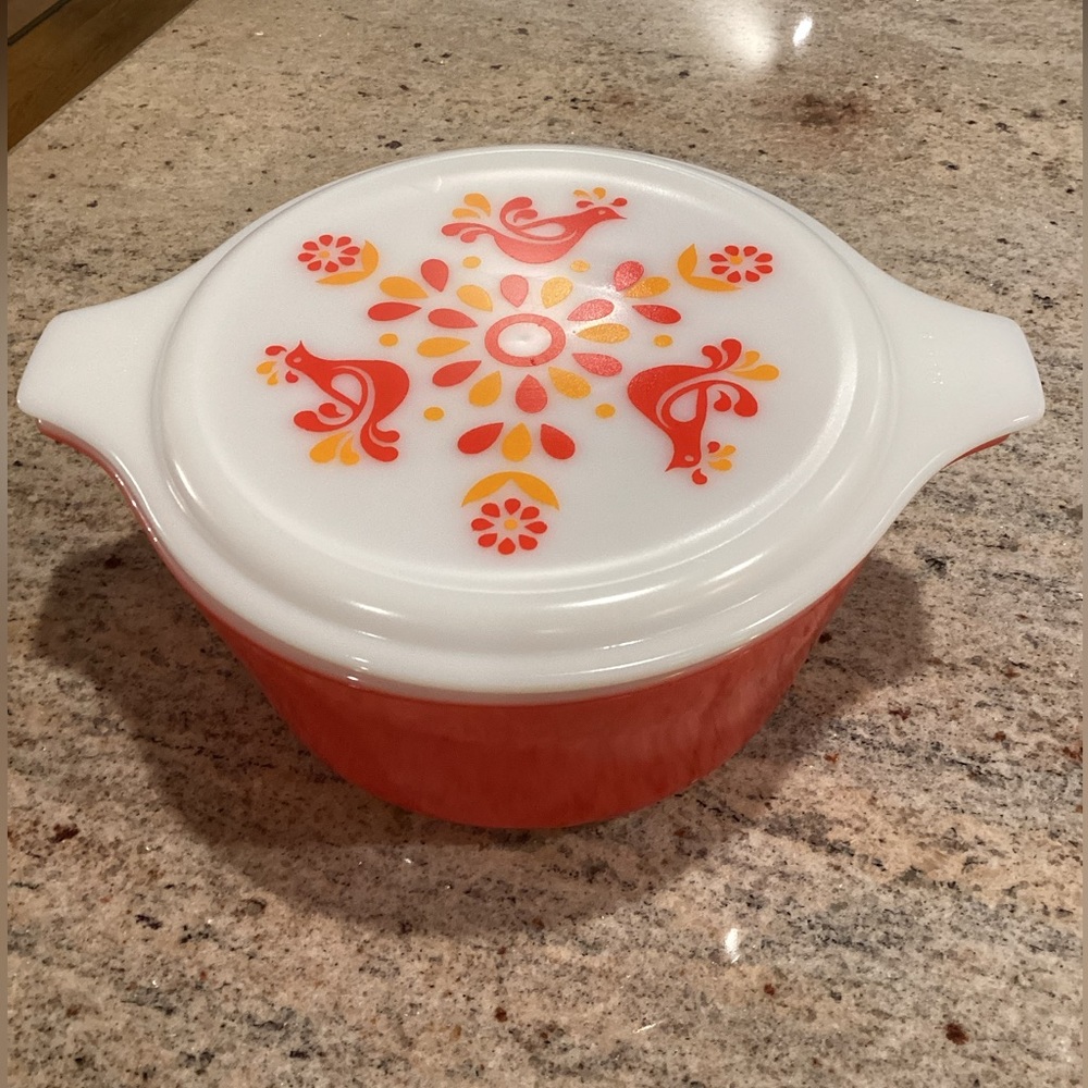 Pyrex 1.5 quart round casserole in Friendship pattern.